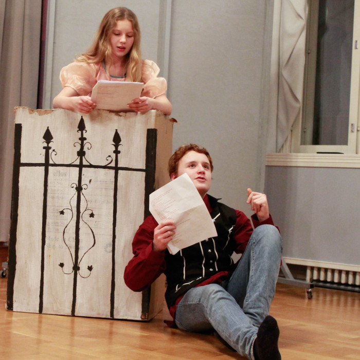 Syksyllä 2023 Lear-ryhmä esitti oman versionsa Romeo ja Julia -näytelmästä. Kuva:Noel Majanlahti
